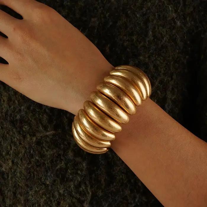 Bracelet sculptural doré mate côtelé WEALTHYBOO pour femmes occasions spéciales minimaliste artisanal avec touche de glamour raffiné