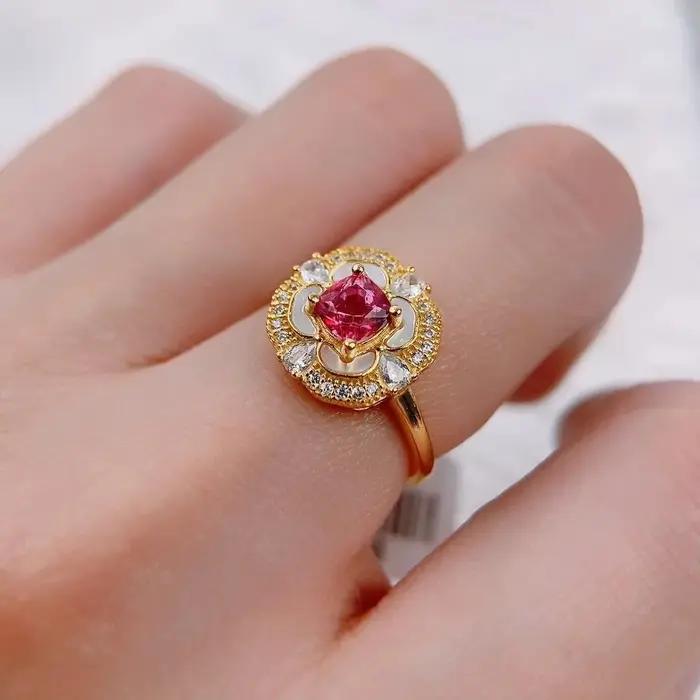 Bague en rubis cloutée en diamant incrusté de style romantique