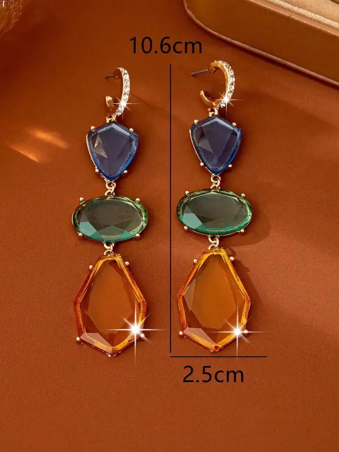 Une paire de boucles d'oreilles de luxe légères