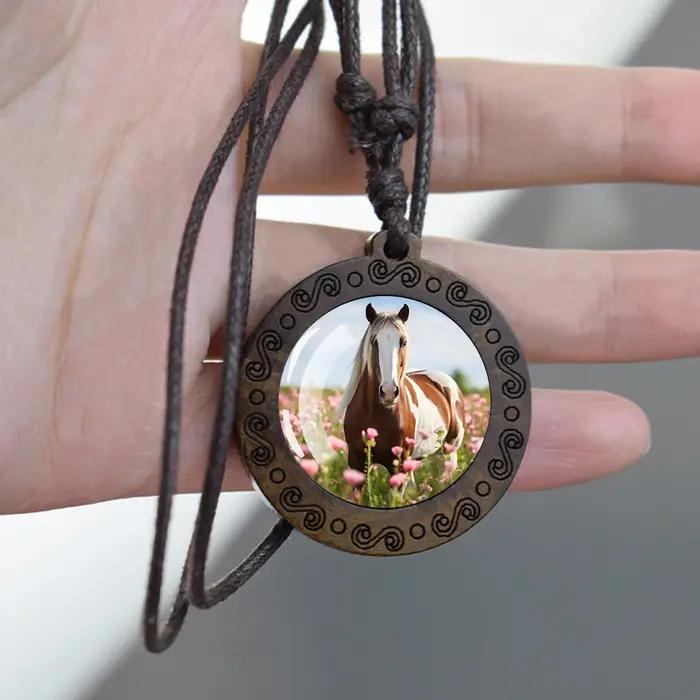 Collier en bois et verre vintage avec pendentif cheval galopant ajustable pour homme et femme occasions festives et cadeau exceptionnel