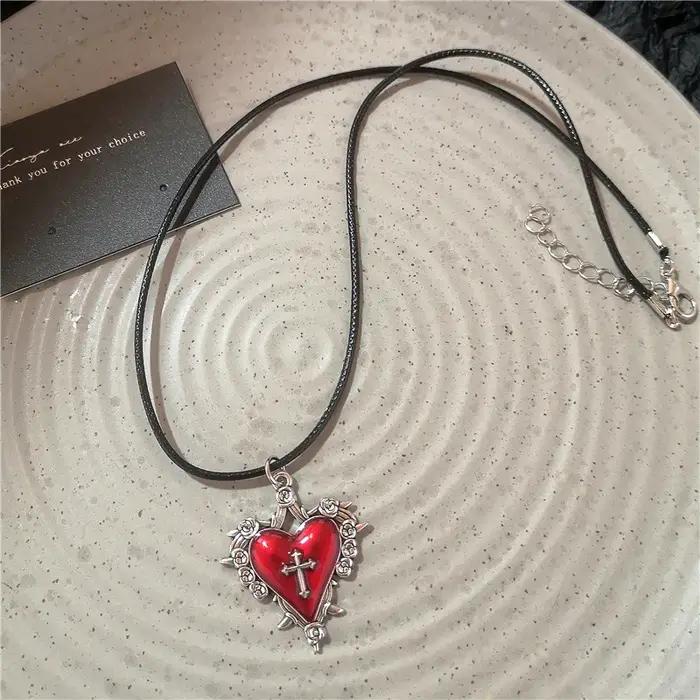 Collier ras du cou en cuir avec pendentif cœur gothique rouge et noir