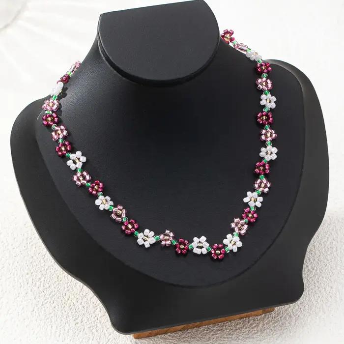 Collier en forme de pétale fabriqué à la main