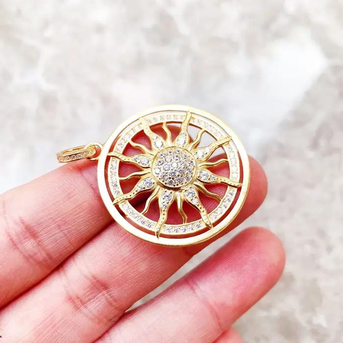 Pendentif couleur or amulette soleil