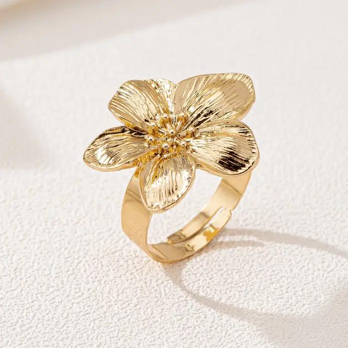 Une bague pour femme, ouverture en métal fleuri, bague de taille réglable, adaptée à un usage quotid