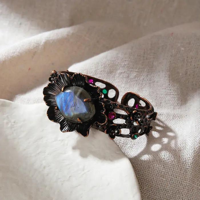 Bracelet en pierres précieuses en bronze Labradorite naturelle bohème rétro élégant à offrir pour femmes occasions spéciales