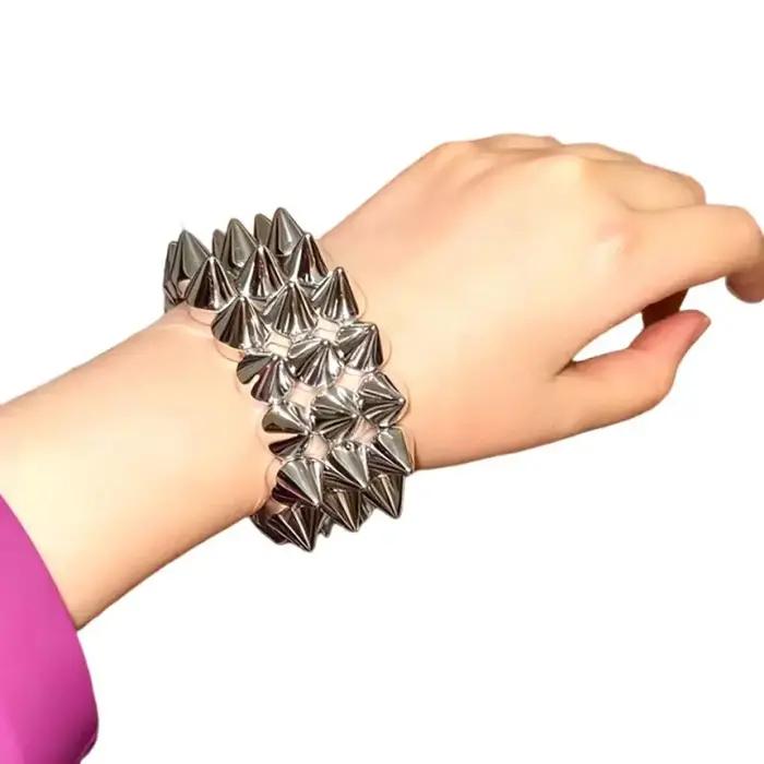 Bracelet Y2K punk à triple rang de clous