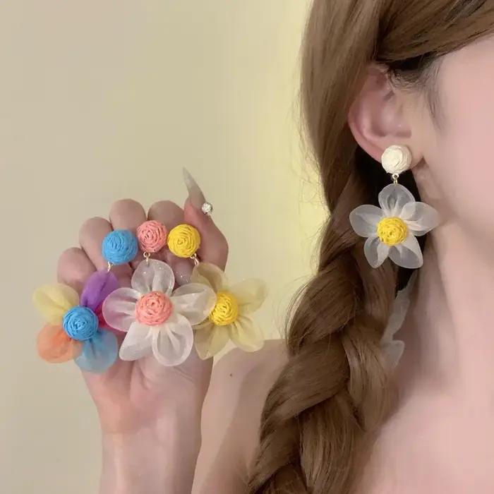 Boucles d'oreilles pendantes tendance faites à la main en raphia multicolore pour femmes