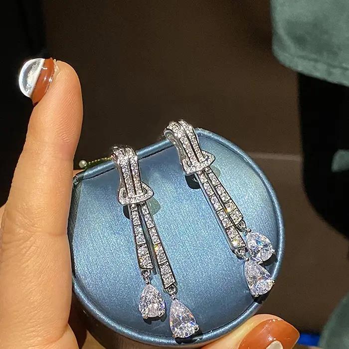 Boucles d'oreilles en zircone cubique et bronze pour femmes, design géométrique et finition brillante, idéales pour les mariages et autres occasions spéciales
