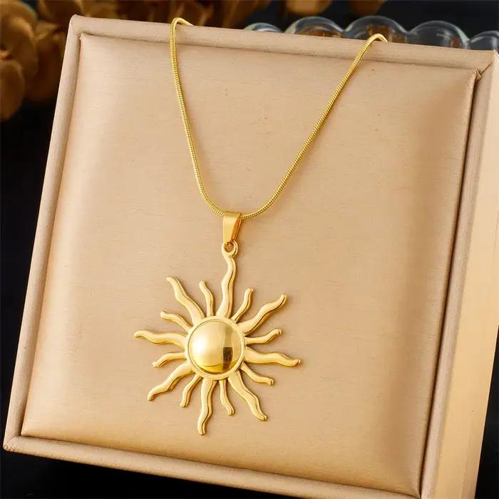 Collier pendentif soleil plaqué or 18 carats design rayons ondulés avec chaîne serpent bijou statement bohème céleste en acier inoxydable pour femmes occasions spéciales