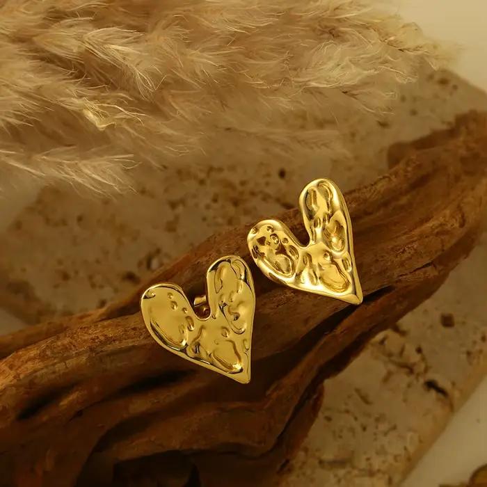 Boucles d'oreilles plissées plaquées or avec un design en forme de cœur, parfaites pour un usage quo