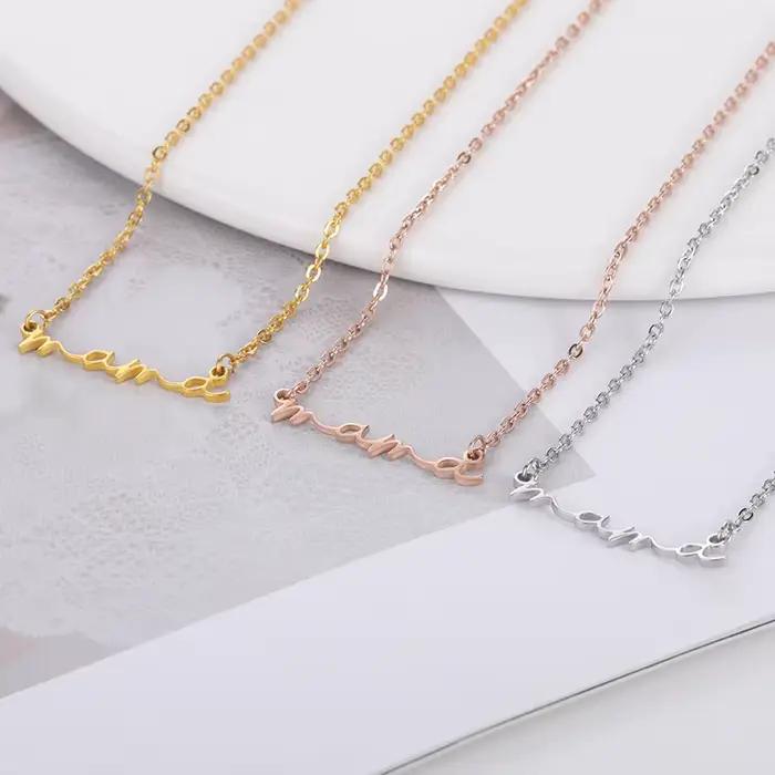 Collier pendentif petite lettre « Maman » pour la Fête des Mères
