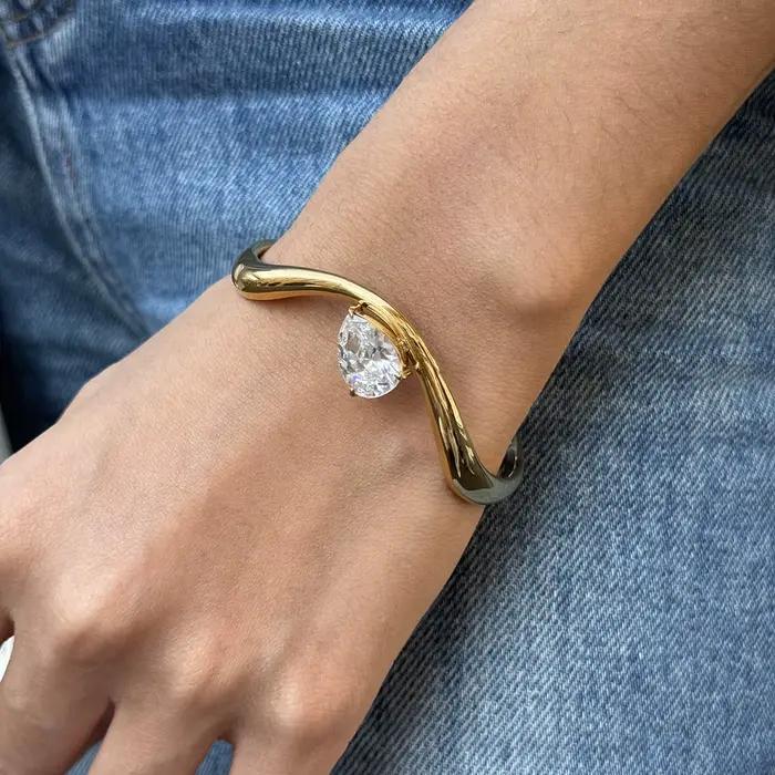 Uworld classique 18K plaqué or couleur goutte d'eau blanc Zircon vague ouverture Bracelet femmes étanche en acier inoxydable Bracelets