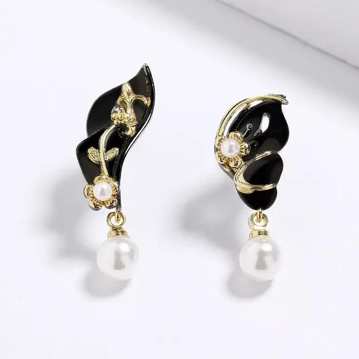 Boucles d'oreilles bicolores pour femmes élégantes en zirconium feuilles asymétriques fleurs douces pour engagement et occasions spéciales