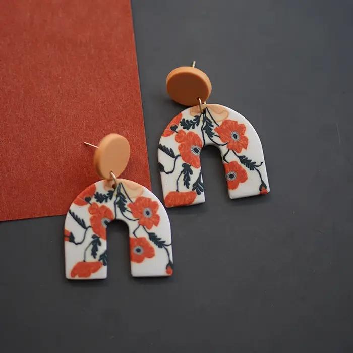 Boucles d'oreilles pendantes florales rétro françaises faites à la main en argile polymère pour femmes avec détails artistiques et uniques pour toutes les occasions