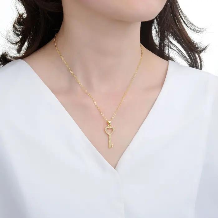 Collier minimaliste en plaqué or avec pendentif en forme de cœur et clé creuse
