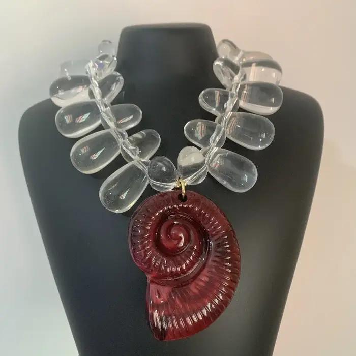 Collier ras du cou avec pendentif coquillage perlé en résine acrylique colorée