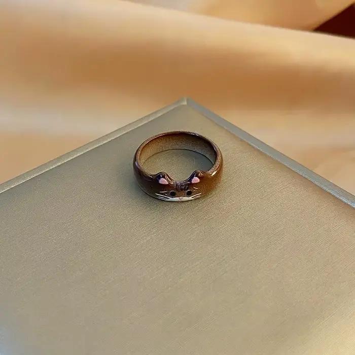 Bague en céramique motif chat de dessin animé unique pour femmes style créatif et minimaliste pour occasions spéciales