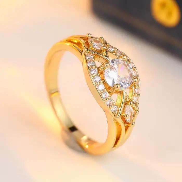 Bague de fiançailles de luxe légère, incrustation de zircon cubique exquis, bague classique plaquée