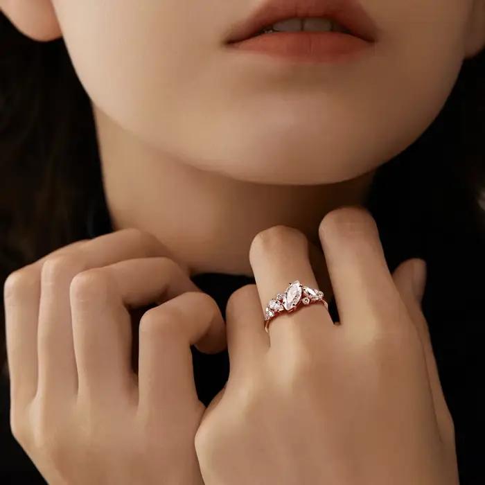 Bague Statement Asymétrique LinkerLove en Argent 925 Plaqué Or Rose avec Moissanite Marquise et Grappe de Pierres Multiples