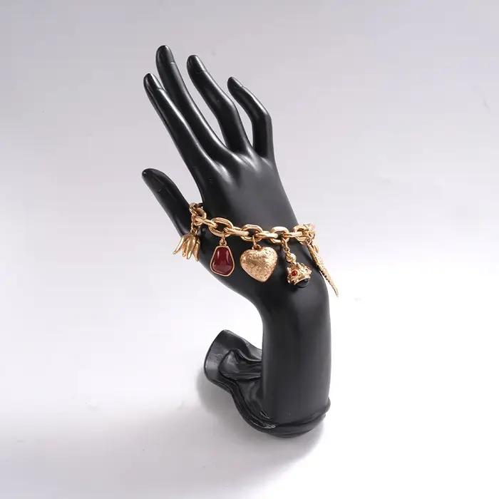 Bracelet fantaisie aux accents rouges, accessoire élégant à motifs variés, idéal pour les tenues décontractées, parfait pour les brunchs, les rendez-vous et les soirées.