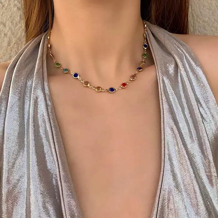 Collier à longue chaîne en perles de pierres précieuses colorées pour femmes