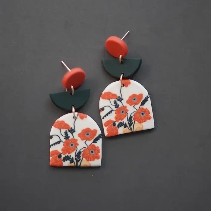 Boucles d'oreilles pendantes florales rétro françaises faites à la main en argile polymère pour femmes avec détails artistiques et uniques pour toutes les occasions