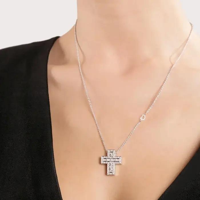 Collier croix tendance incrusté de diamants