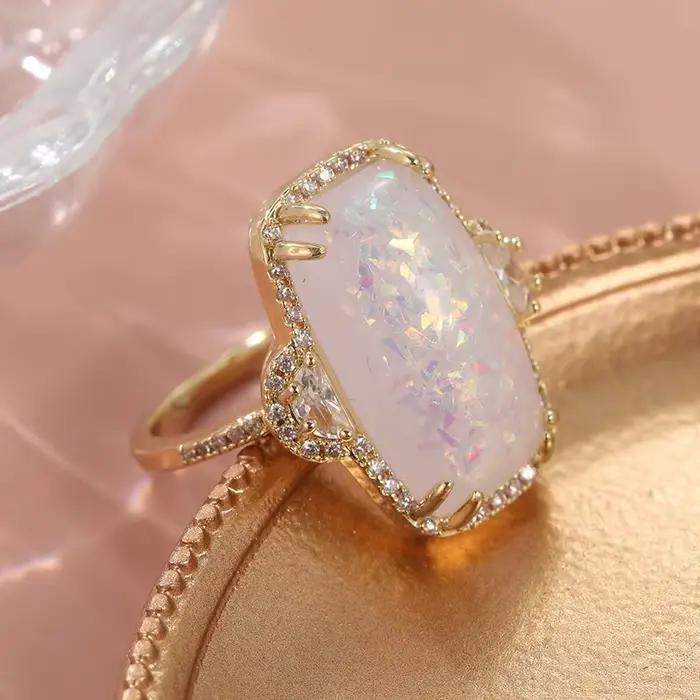 Bague élégante classique incrustée d'opale synthétique blanche plaquée or pour femme