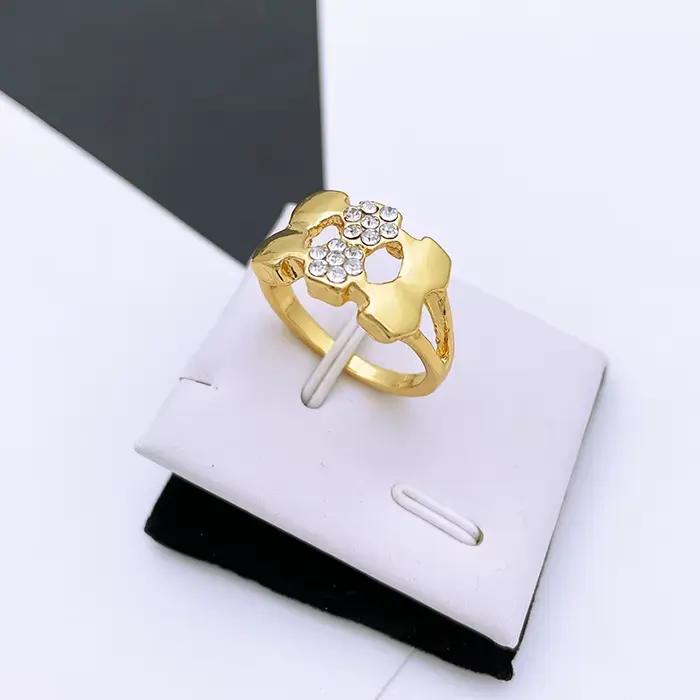 Ensemble de bijoux doré pour femmes collier boucles d'oreilles bague bracelet mode occasions spéciales