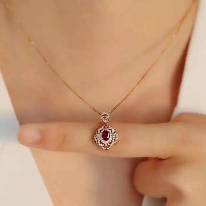 Collier classique avec pendentif en grenat brillant