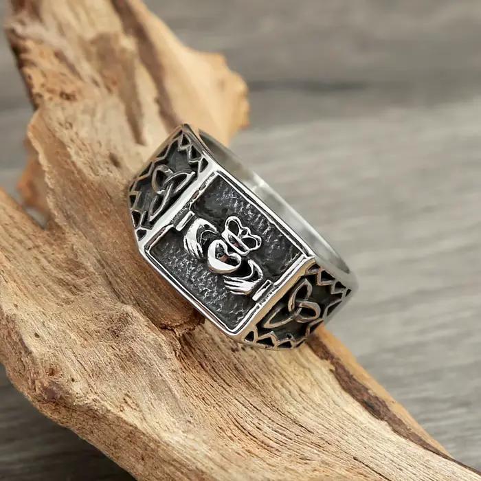 Bague Claddagh en acier inoxydable antique pour homme et femme, symbole de mariage et de couple, cadeau pour mariage, anniversaire et autres occasions spéciales