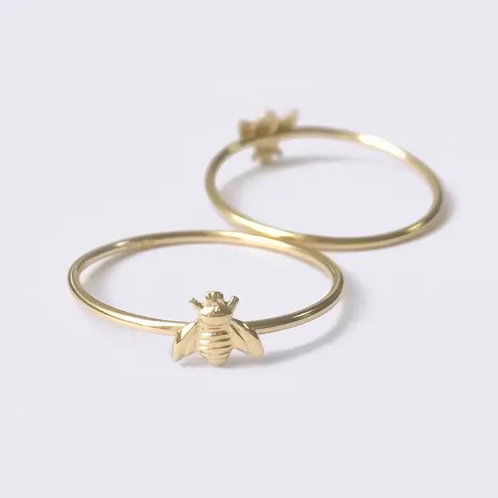Bague empilable d'abeille remplie d'or 14K classique pour femmes pour soirées et occasions spéciales minimaliste et élégante à offrir