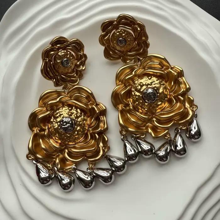 Boucles d'oreilles rétro exagérées à fleurs et perles argentées pour femmes occasions spéciales vintage élégantes