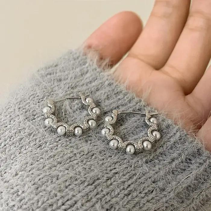 Boucles d'oreilles créoles élégantes en imitation de perles françaises pour femmes, bijoux tendance, accessoires de fête, cadeaux, nouvelle collection, bijoux modernes pour toutes les occasions