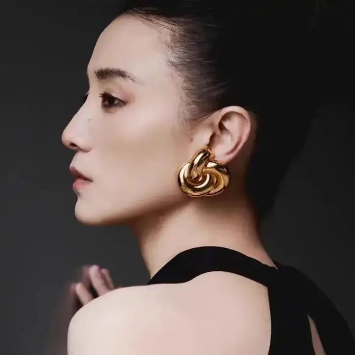 Boucles d'oreilles vintage à clip en or jaune serties de pierres marines pour femmes occasions spéciales