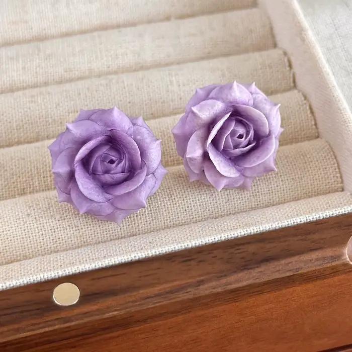 Boucles d'oreilles clous romantiques et élégantes en résine en forme de rose pour femmes, boucles d'oreilles minimalistes à pétales doux, accessoires de bijoux pour usage quotidien, cadeaux