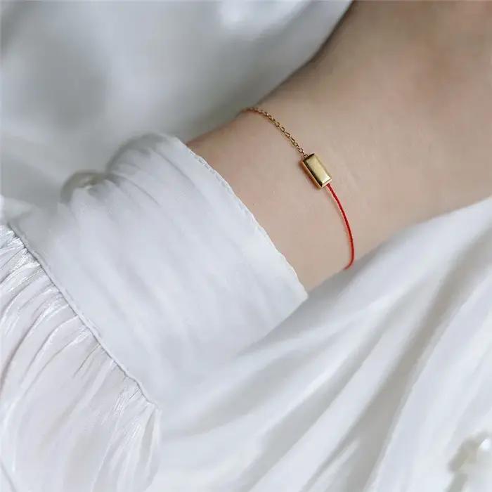 Bracelet carré en or simple avec coutures en corde rouge pour femmes et filles bijou plaqué or 18 carats en acier inoxydable tracker d'humeur occassions spéciales et quotidiennes