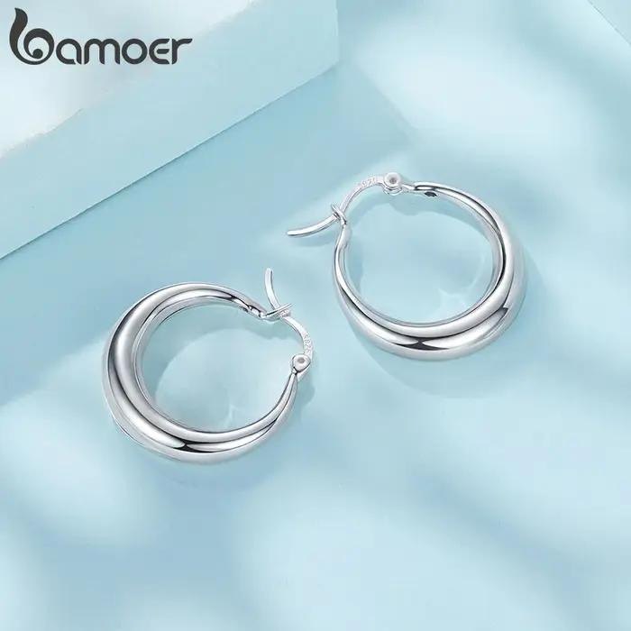Boucles d'oreilles créoles brillantes hypoallergéniques pour femmes avec motifs floraux classiques bijoux cadeau occasions spéciales