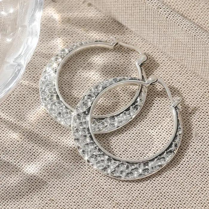 Boucles d'oreilles créoles bicolores style bohème à motif martelé pour femme