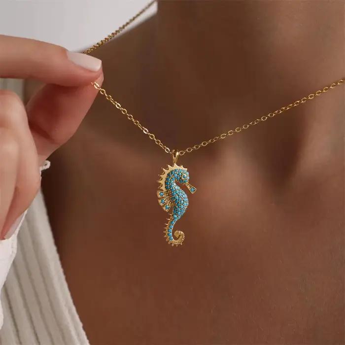 Collier pendentif hippocampe acier inoxydable plaqué or avec incrustation de zircon bijoux femme style classique pour occasions spéciales