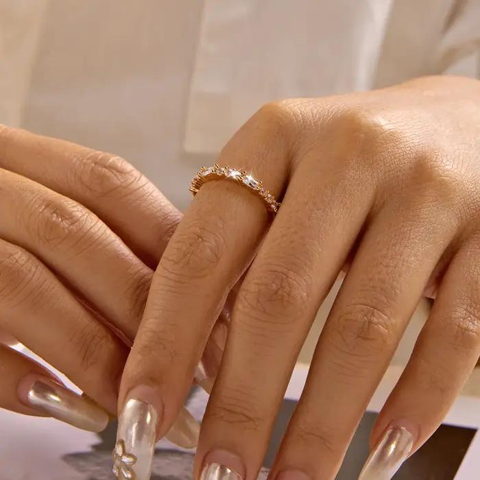 Bague en cuivre sertie de zircon unique pour femmes, bague de cocktail chic et minimaliste pour tous les jours et occasions spéciales