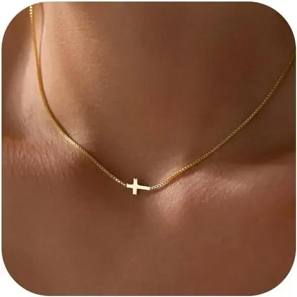 Collier croix plaqué or 14 carats pour femmes chaîne à breloques simple et tendance bijou cadeau religieux anniversaire baptême communion