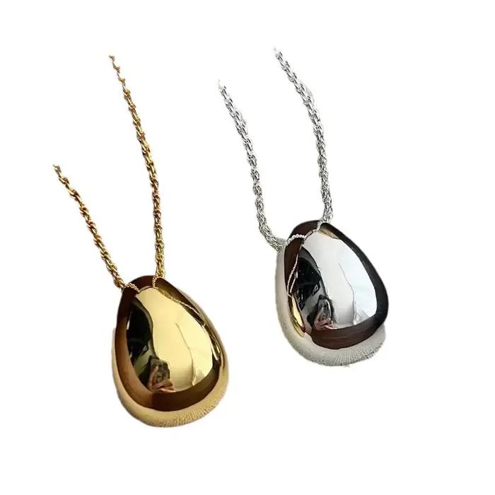 Collier avec pendentif en métal brillant pour femmes