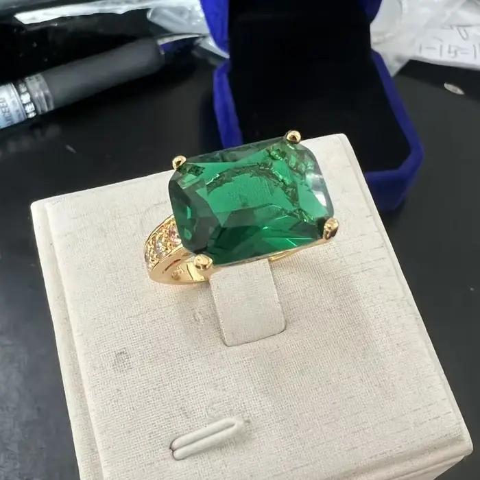 Bague de fiançailles en or 10 carats sertie d'émeraude de laboratoire pour femme occasions spéciales romantique et classique