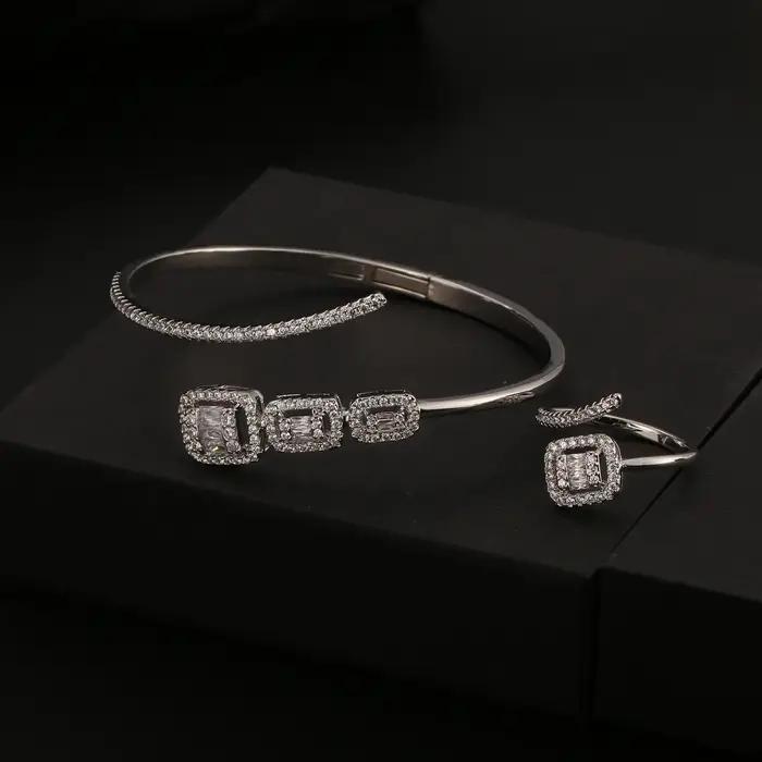 Ensemble de bracelet et bague en zircone cubique avec design or et or jaune clair pour femmes occasions spéciales