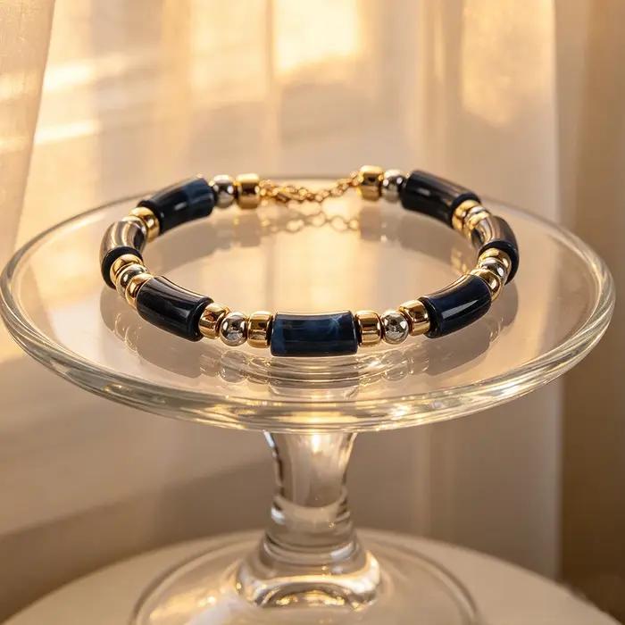 Collier statement en perles tubulaires effet marbre bleu marine avec entretoises dorées et argentées