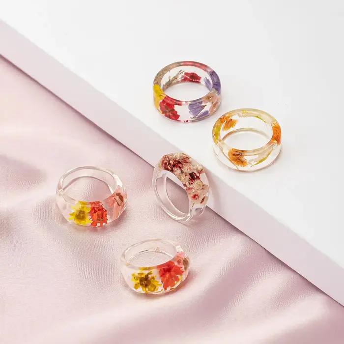Bague en résine minimaliste exquise avec fleur séchée marguerite
