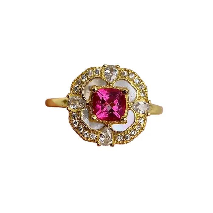 Bague en rubis cloutée en diamant incrusté de style romantique