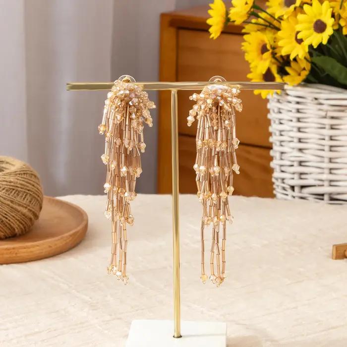 Pendentif pompon très individualiste avec une boucles d'oreilles longues de Style rétro