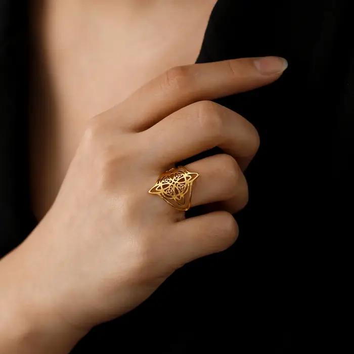 Anneau de protection Witches Knot en acier inoxydable plaqué or pour femmes, bijou symbolique de protection et d'élégance pour toutes les occasions spéciales